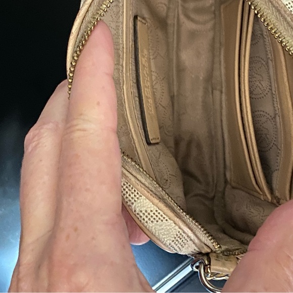 Michael Kors compact great for a night out. - Picture 6 of 14